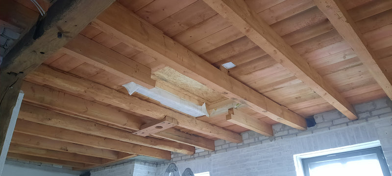 Schonende Reinigung einer Holzbalkendecke im Innenbereich mit Trockeneisstrahlen – eco-blast