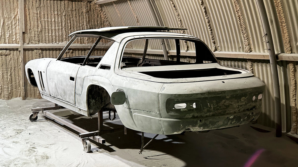 Professionelle Karosserie-Vorbereitung am Niederrhein: Eine saubere, blankgestrahlte Jensen Interceptor Karosserie nach dem Sandstrahlen in der ecoBlast Strahlkabine in Nettetal.