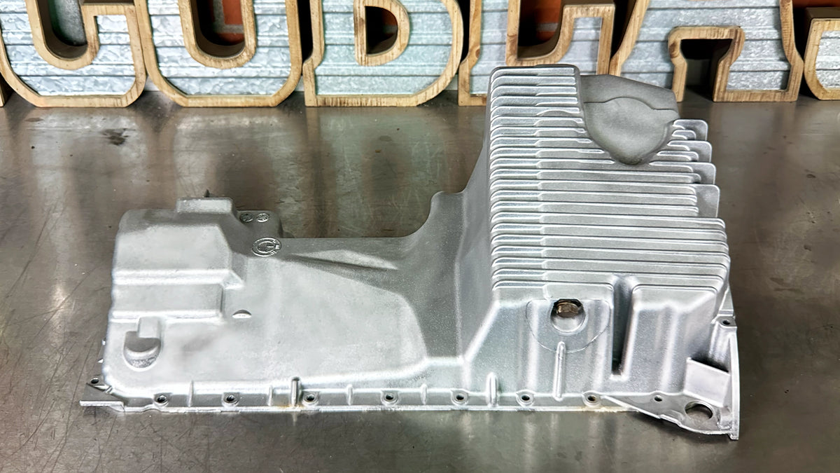 Vapor-gestrahlte Aluminium-Ölwanne für einen BMW E36 mit seidig-glänzendem Oberflächenfinish bei ecoBlast.