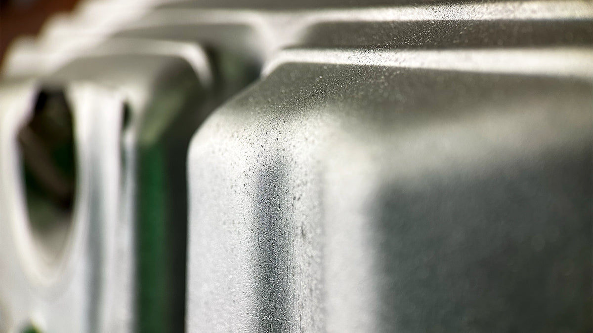 Vapor-gestrahlte BMW E36 Ölwanne mit seidig glänzendem Oberflächenfinish von ecoBlast.