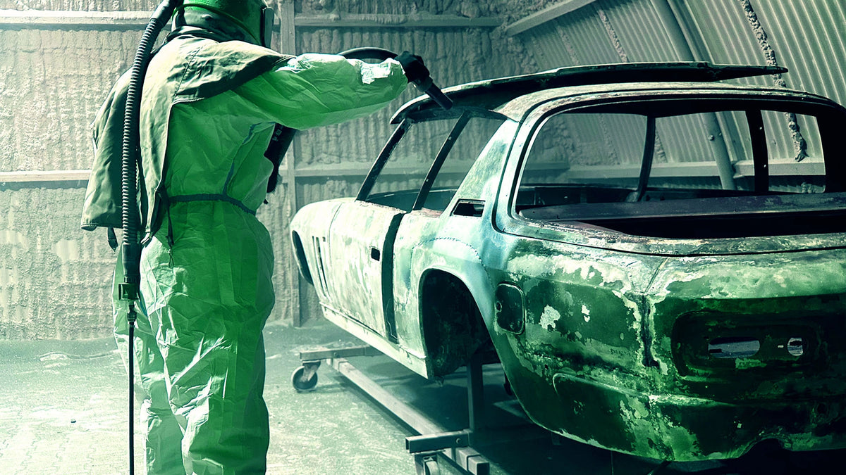 Professionelles Sandstrahlen einer Jensen Interceptor Karosserie zur Lackentfernung und Entrostung bei ecoBlast.