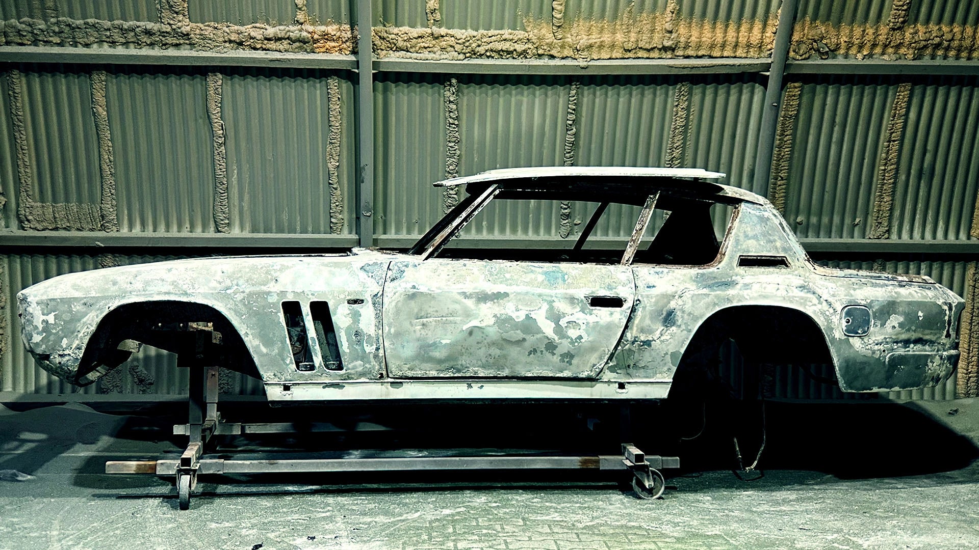 Oldtimer-Restauration am Niederrhein: Jensen Interceptor Karosserie im Anlieferungszustand vor Sandstrahlen.
