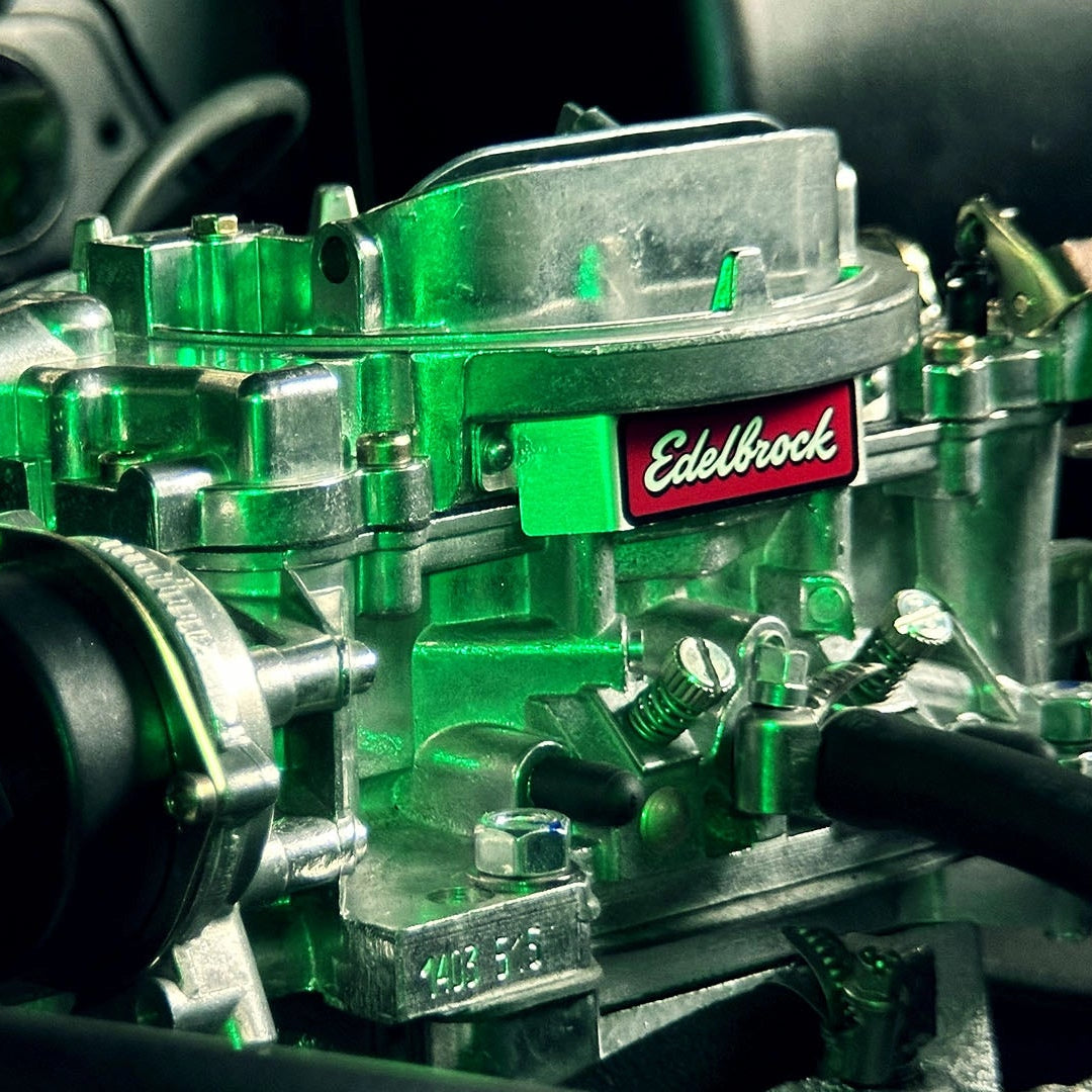 Glänzender Edelbrock Vergaser nach der professionellen Oberflächenbearbeitung – Oldtimer-Teile-Restauration bei ecoBlast am Niederrhein.