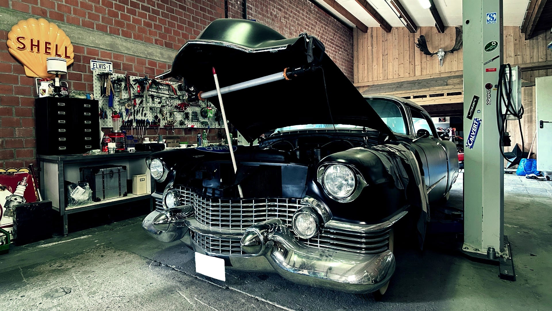 Restauration eines Cadillac US-Oldtimers in der ecoBlast Werkstatt. Spezialist für Werterhalt und Strahltechnik am Niederrhein.