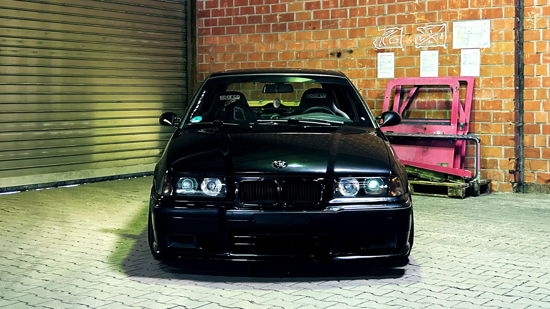 Restaurierung und Werterhalt für Klassiker: Ein perfekt aufbereiteter BMW E36 steht in der ecoBlast Werkstatt am Niederrhein.