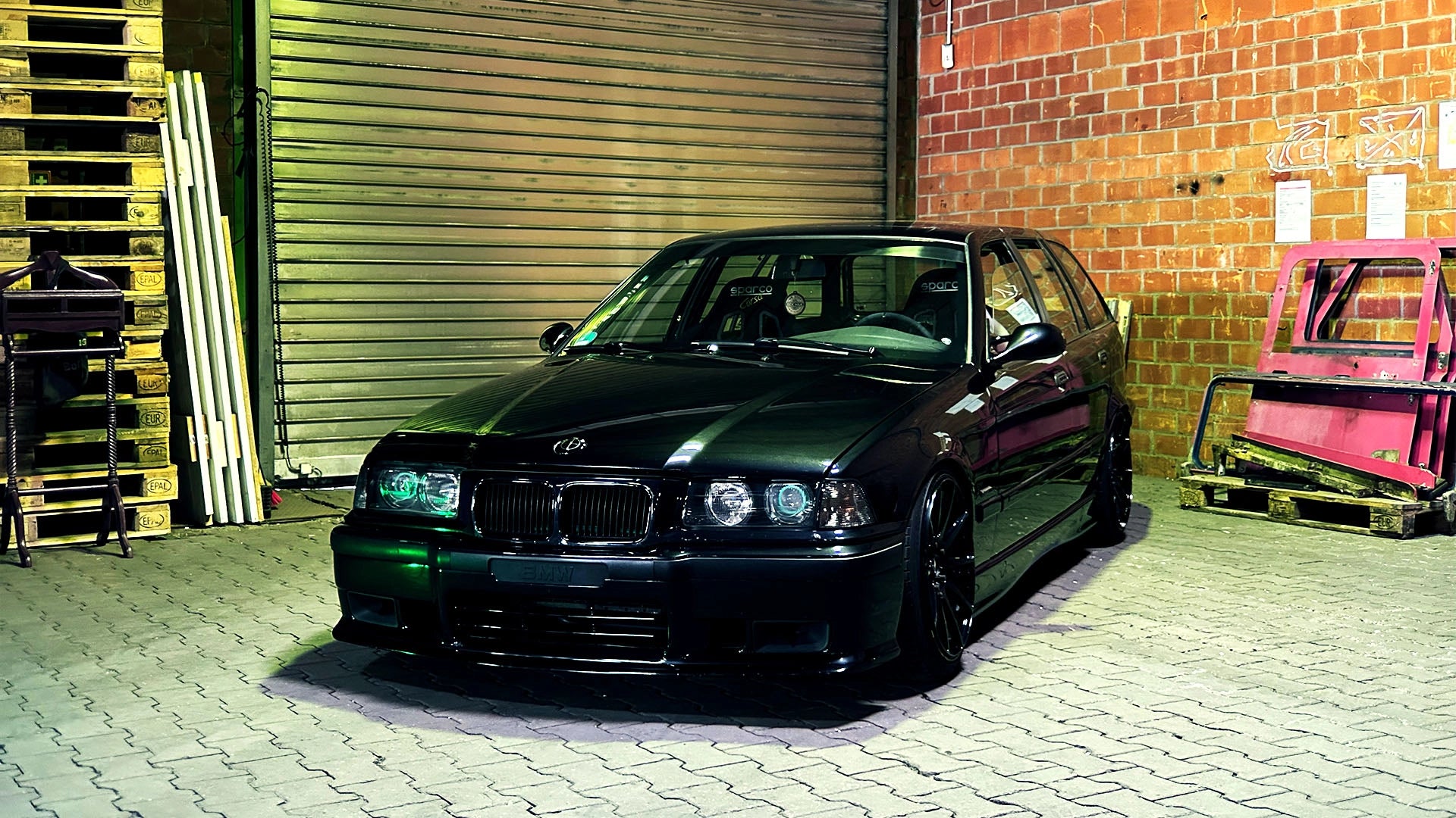 Glänzender BMW E36 Touring Youngtimer nach der ecoBlast-Kur: Ein Paradebeispiel für Werterhalt und Veredelung durch spezialisierte Strahltechnik
