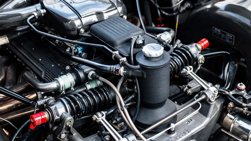 Detailtreue Trockeneisreinigung im Supercar-Motorraum: Carbon und Pushrod-Fahrwerk perfekt gepflegt – eco-blast