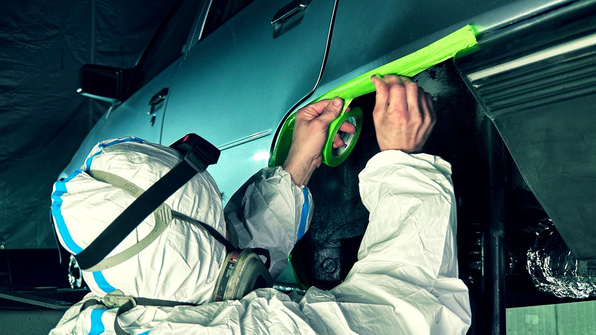 Präzise Abklebearbeiten an einem Fahrzeug zur Vorbereitung des professionellen Unterbodenschutzes bei ecoBlast Viersen.