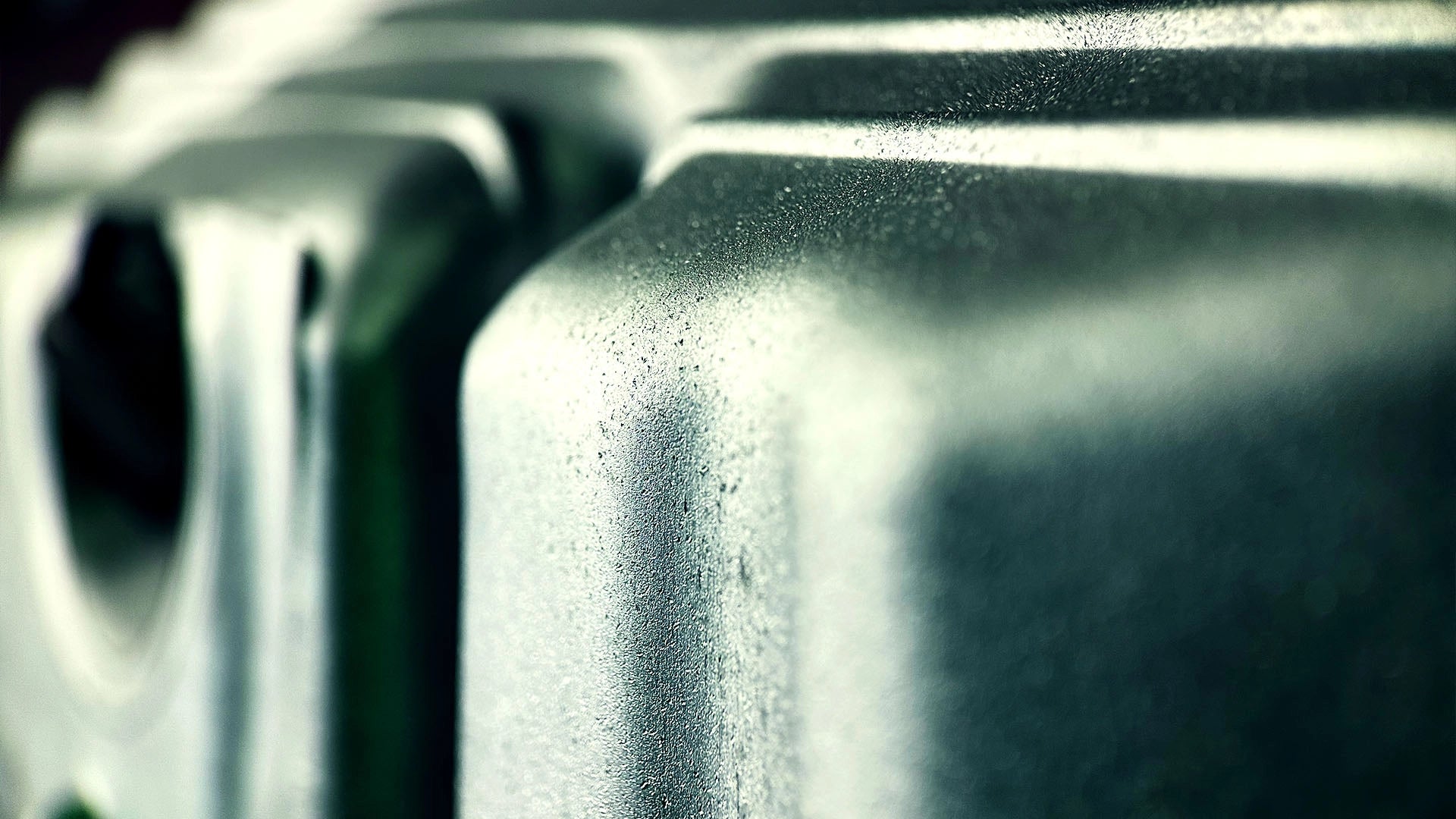 Vapor-gestrahlte BMW E36 Ölwanne mit seidig glänzendem Oberflächenfinish von ecoBlast.