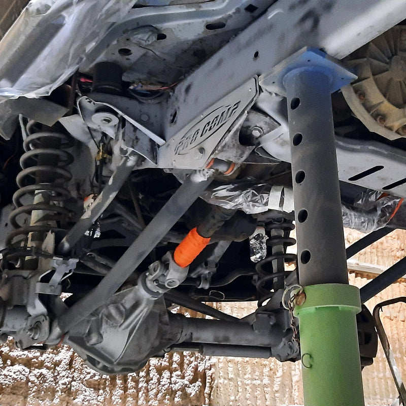 Detailansicht eines Offroad-Fahrwerks nach der professionellen Oberflächenbehandlung durch die Firma ecoBlast in Nettetal. Zu sehen sind entrostete und gereinigte Komponenten wie Achse, Federn und Pro-Comp-Halterungen im sauberen Metallzustand, wobei sensible Bereiche während des Strahlvorgangs sorgfältig geschützt wurden.