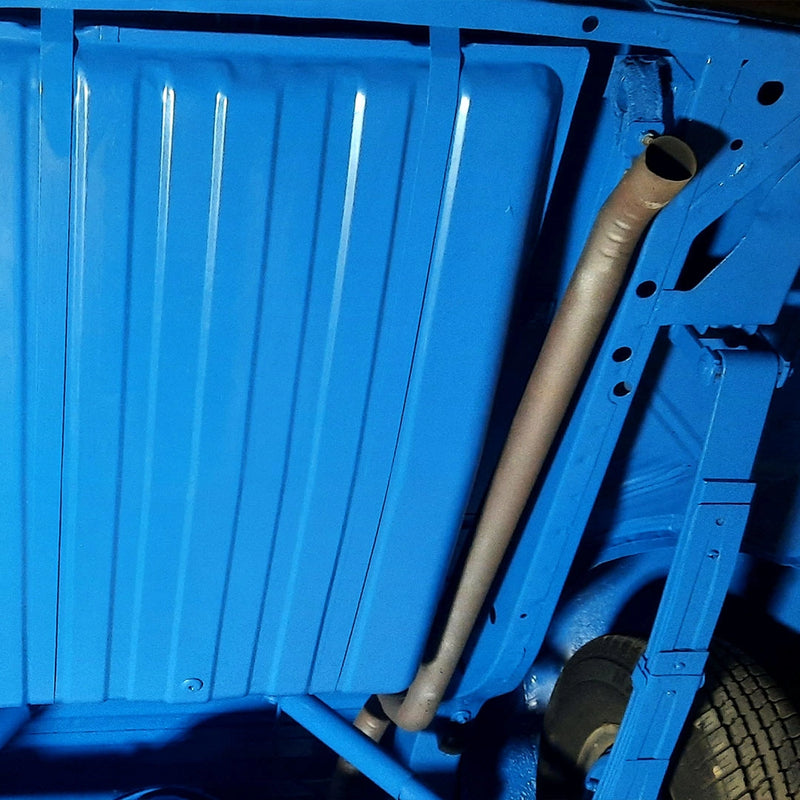 Ansicht eines individuell farblich beschichteten Fahrzeugunterbodens bei der Firma ecoBlast in Nettetal. Das Foto zeigt den Kraftstofftank und die Rahmenteile eines Oldtimers in einem markanten Blau nach der professionellen Entlackung und anschließenden Schutzlackierung, inklusive der montierten Abgasanlage.