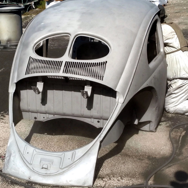 Professionell entlackte Heckpartie eines VW Käfer Oldtimers durch die Firma ecoBlast in Nettetal. Das Foto zeigt die Karosserie im blanken Metallzustand nach der schonenden Oberflächenbehandlung mittels Strahltechnik, bereit für die fachgerechte Restauration
