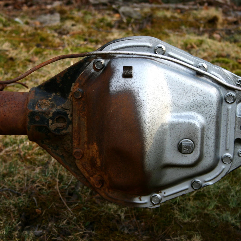 Beeindruckender Vorher-Nachher-Vergleich einer Entrostung durch die Firma ecoBlast in Nettetal. Das Foto zeigt ein Differentialgehäuse, das auf der linken Seite stark korrodiert ist, während die rechte Seite nach der professionellen Oberflächenbehandlung mittels Strahltechnik wieder metallisch rein und glänzend erschein