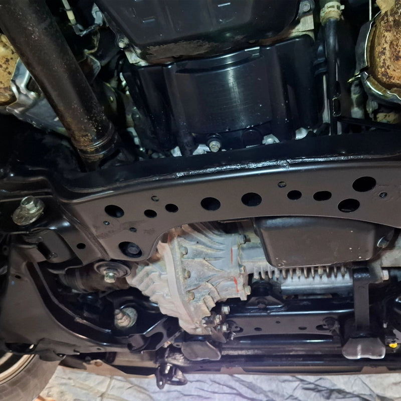 Ansicht eines fertig bearbeiteten Fahrzeugunterbodens nach der professionellen Behandlung durch die Firma ecoBlast in Nettetal. Das Bild zeigt den sauber beschichteten Rahmen und die gepflegten Fahrwerkskomponenten, die nach der Entrostung und Reinigung nun durch eine neue Versiegelung optimal vor Korrosion geschützt sind.